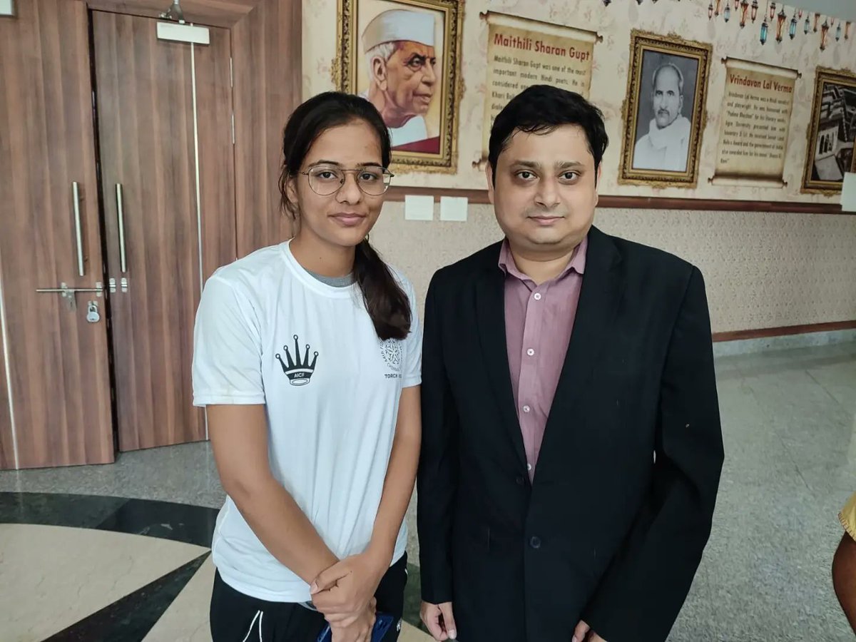 Nandani Paliwal тЬ┐ (@nandanipaliwal) on Twitter photo Olympiad Torch Relay: JHANSI
Smt. Rama Niranjan, MLC received the torch at Jhansi. GM Saptarshi Roy Chowdhary ( <a href="/sapta_rc/">Saptarshi Roy Chowdhury</a> ) takes the Torch forward in presence of <a href="/DrSK_AICF/">Sanjay Kapoor</a>, President AICF.
#ChessOlympiad #OlympiadFlame #India4ChessOlympiad <a href="/aicfchess/">All India Chess Federation</a> Olympiad Torch Relay: JHANSI
Smt. Rama Niranjan, MLC received the torch at Jhansi. GM Saptarshi Roy Chowdhary ( <a href="/sapta_rc/">Saptarshi Roy Chowdhury</a> ) takes the Torch forward in presence of <a href="/DrSK_AICF/">Sanjay Kapoor</a>, President AICF.
#ChessOlympiad #OlympiadFlame #India4ChessOlympiad <a href="/aicfchess/">All India Chess Federation</a>