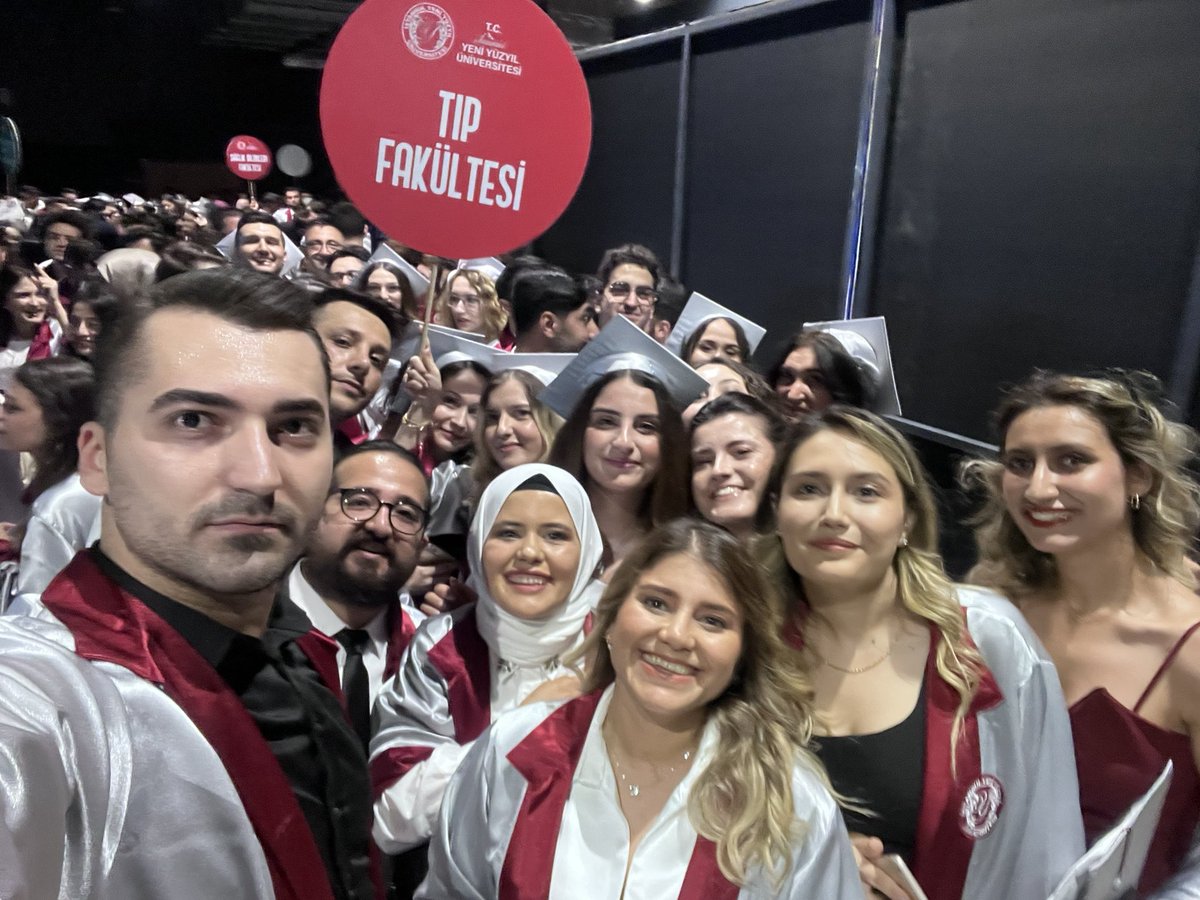 Tüm genç mezun meslektaşlarıma;

Yolunuz hep açık olsun.
Hep iyi insanlarla karşılaşın. 
Elinizin değdiği her hasta şifa bulsun. Mesleğinizi yaptığınız son güne kadar ayağınız taşa değmesin ve hep işinizi severek yapacağınız mutlu olacağınız yerlerde çalışın…

Abiniz :) ÖFA