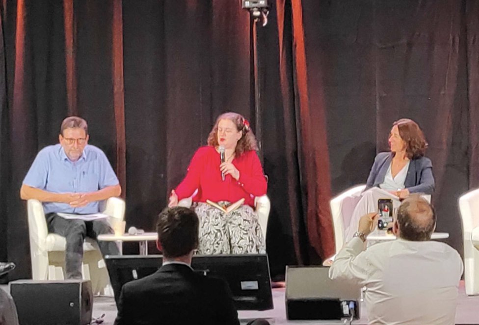 FranceHydrogene's tweet photo. Début de la table ronde sur l’acceptabilité des projets #hydrogène : une nécessaire concertation, des outils pour dialoguer.

Aude Humbert (@H2V_industry) évoque la concertation publique organisée en 2019 pour le projet d’usine de production d’hydrogène #H2VNormandy. https://t.co/KnfJOejsYa