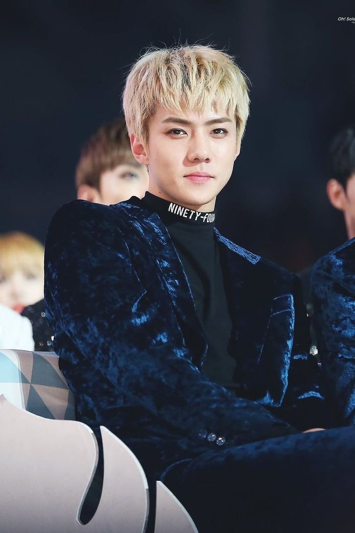 HunLaw_22's tweet photo. Sekai arranged marriage au where Sehun was excited to marry prince Kai who he hadn't met before, but the morning before the wedding, Sehun sneaked away to get a glimpse of the prince only to see him kissing and making promise with his secret lover that he would https://t.co/KkPARjghg8