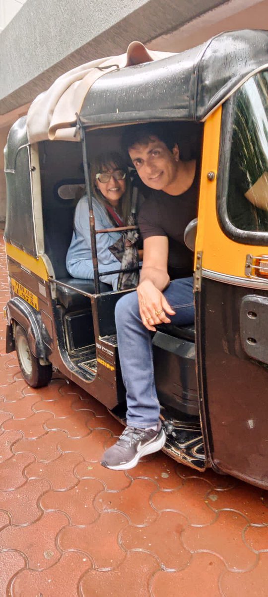 SonuSood's tweet photo. बारिश में ऑटो सवारी एक दम फ़्री 😂@Meena_Iyer https://t.co/pVatBUYeHW