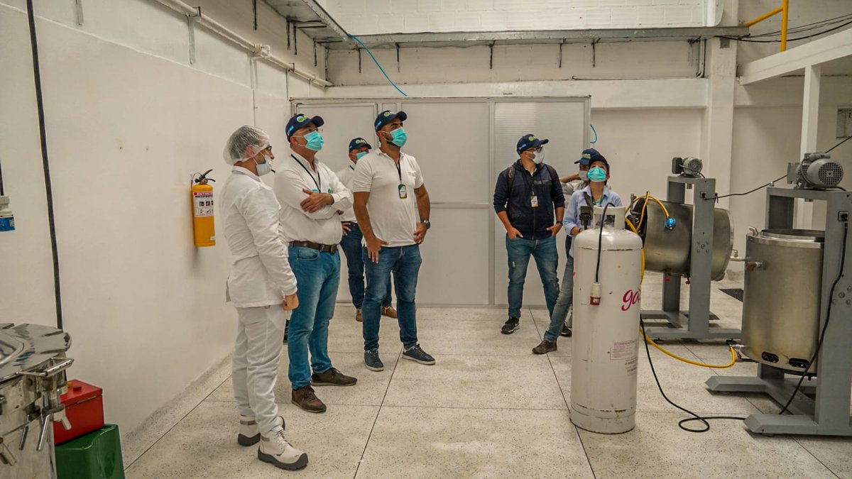 ADR_Colombia's tweet photo. #EsTiempoDeCreer en la estrategia #CosecheYVendaAlaFija👨‍🌾🥑👩‍🌾 En Manzanares #Caldas conocimos a uno de nuestros aliados comerciales, ellos son Agrofruits, empresa que trabaja en el procesamiento
y conservación de distintas frutas, verduras y legumbres. https://t.co/rhuRvdK7Mr