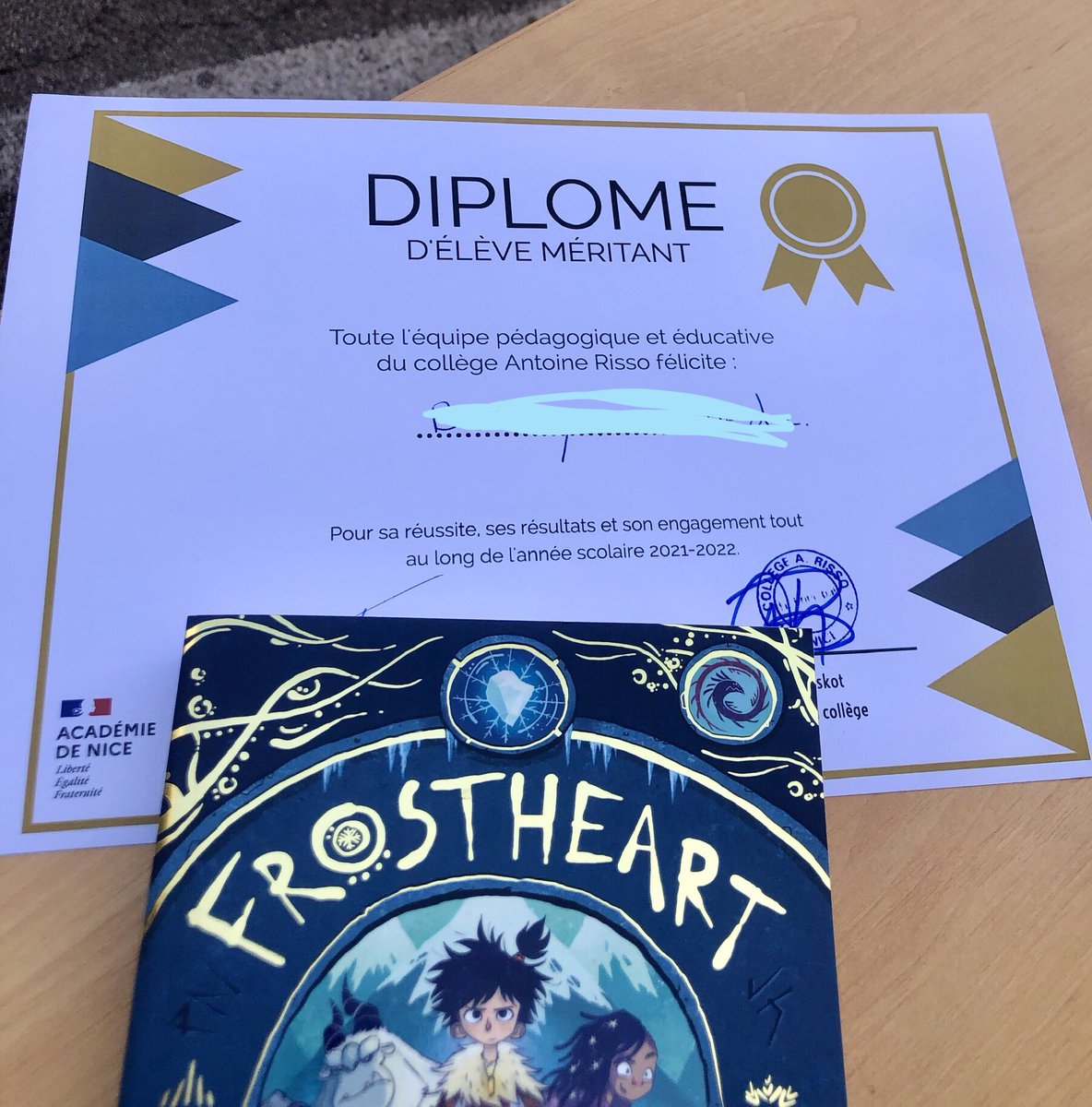 CollegeRisso's tweet photo. 👨‍🎓👩🏽‍🎓L’année scolaire se termine sur une belle cérémonie pour récompenser tous les élèves méritants du collège qui repartent avec livres 📚 et diplômes.
Merci à Aya et Paola pour le final en musique 🎵 
Encore bravo à tous et à l’année prochaine !
@AcademieNice
@evs_de
@DAAC_nice https://t.co/AXQCtZLVmI