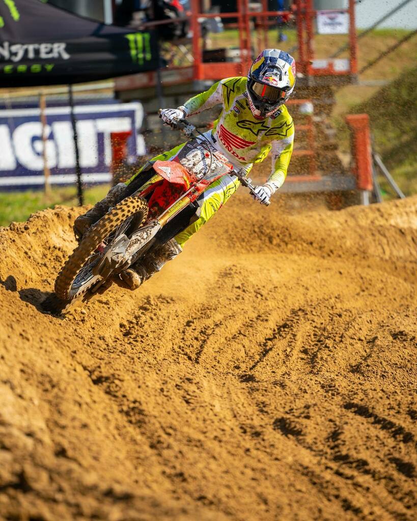 ride100percent's tweet photo. The fight for the title just got a little more interesting..
#100Percent #Moto
#Armega #Vision #Racecraft
#HowMuchEffortDoYouGive https://t.co/25kIfNY48E https://t.co/WzgIqHe9R1