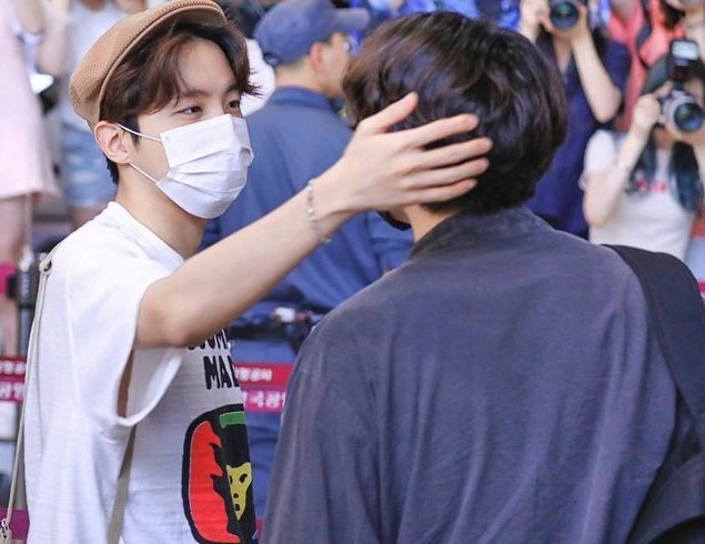 Healinghours7's tweet photo. Hobi stayed because Jungkook cried hard to make him stay when he decided to leave the group — a heartwarming Hopekook thread https://t.co/U9JBWxTqxI