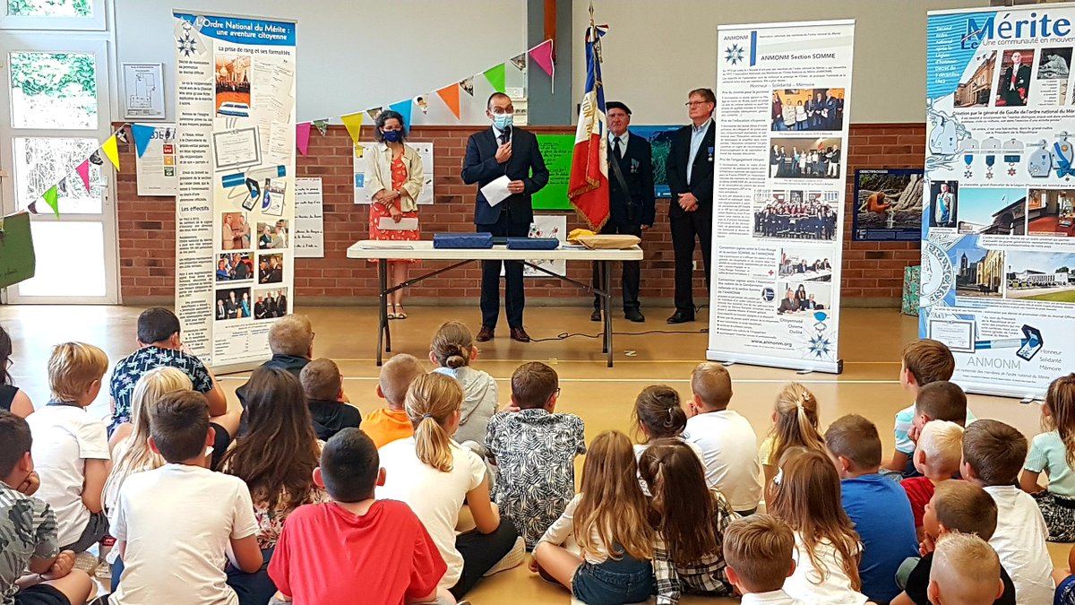 dsden_80's tweet photo. #PrixÉducationCitoyenne avec l'association nationale de l'ordre national du mérite (ANONM) et @dsden_80:le #DASEN80 a salué l'engagement pour #DevoirMémoire,#EDD et #ClimatScolaire des écoles d'Ercheu,Saint-Quentin-la-motte-Croix-en-Bailly,Rosières-en-Santerre et Les Violettes👏 https://t.co/eGZ9B0BfQM