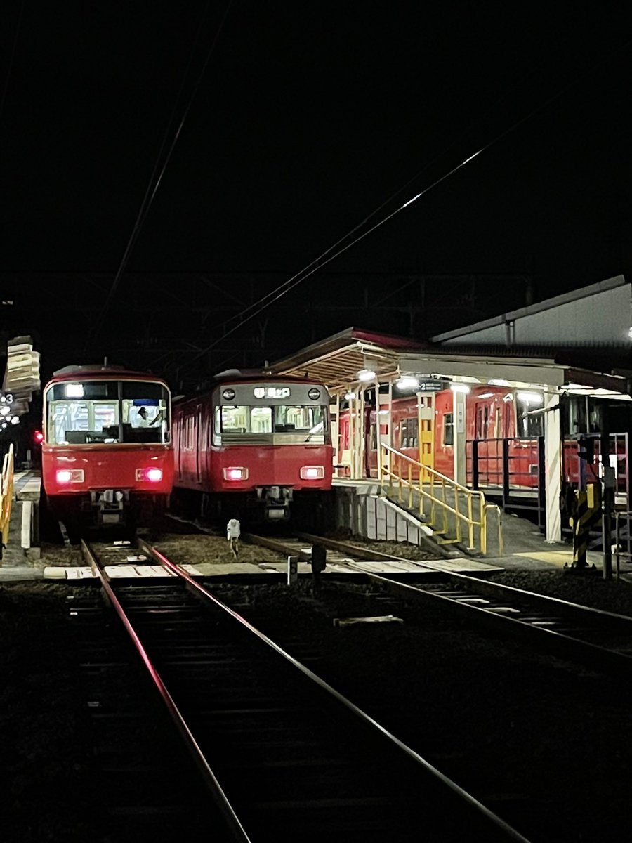 takkin_engine_d's tweet photo. 名鉄佐屋駅にて、今夜の停泊車両は、6522Fと3521Fです。さらに今夜の最終須ヶ口行き2364列車は6506Fでした。
明日の普通中部国際空港行き640列車は3521F、普通伊奈行き642列車は6522Fとなります。
#名鉄運用
#6522F
#6506F
#3521F https://t.co/bIBYnpbLDn