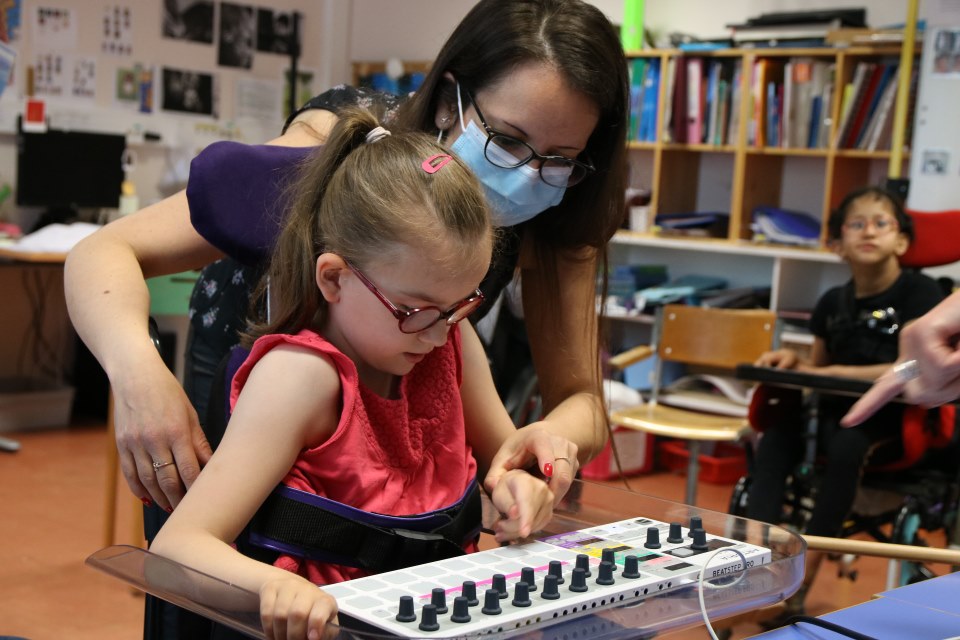 🔎 Zoom sur l'atelier #BougeLesLignes à l'Institut d'Education Motrice (IEM) APF France handicap La Buissonnière ➡️bit.ly/3RbakEb

🥁🎸 Objectif : faire découvrir la pratique musicale aux #enfants en situation de #handicap… pour leur plus grand bonheur 🌈