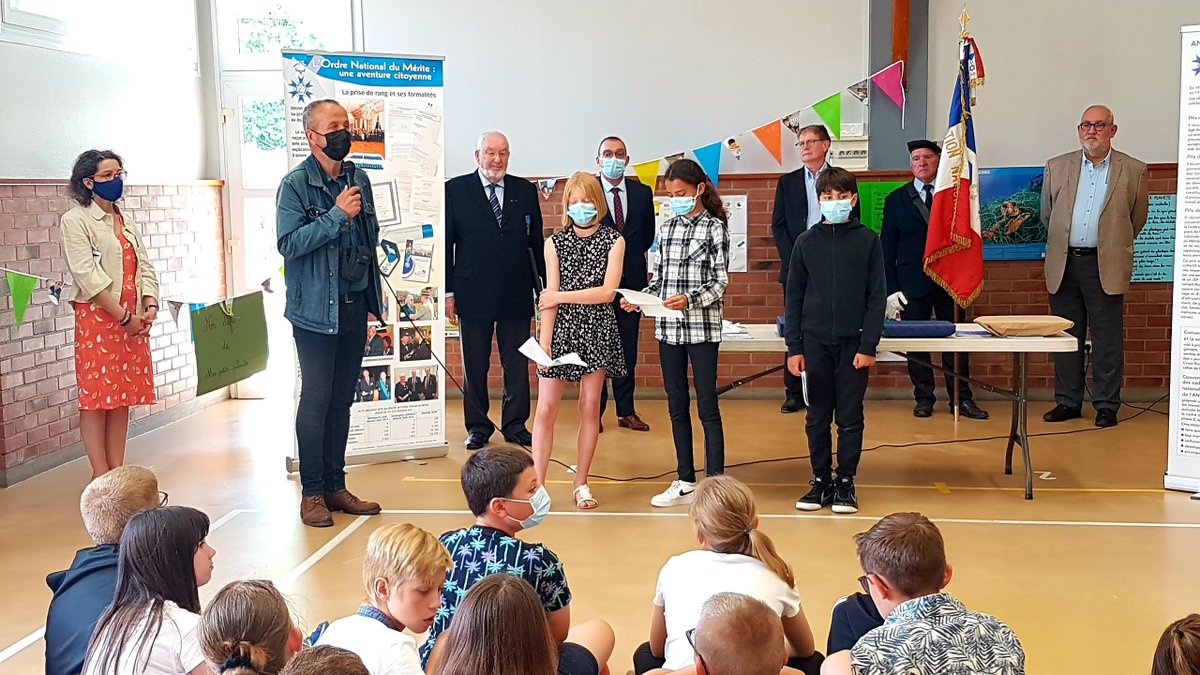 dsden_80's tweet photo. #PrixÉducationCitoyenne avec l'association nationale de l'ordre national du mérite (ANONM) et @dsden_80:le #DASEN80 a salué l'engagement pour #DevoirMémoire,#EDD et #ClimatScolaire des écoles d'Ercheu,Saint-Quentin-la-motte-Croix-en-Bailly,Rosières-en-Santerre et Les Violettes👏 https://t.co/eGZ9B0BfQM