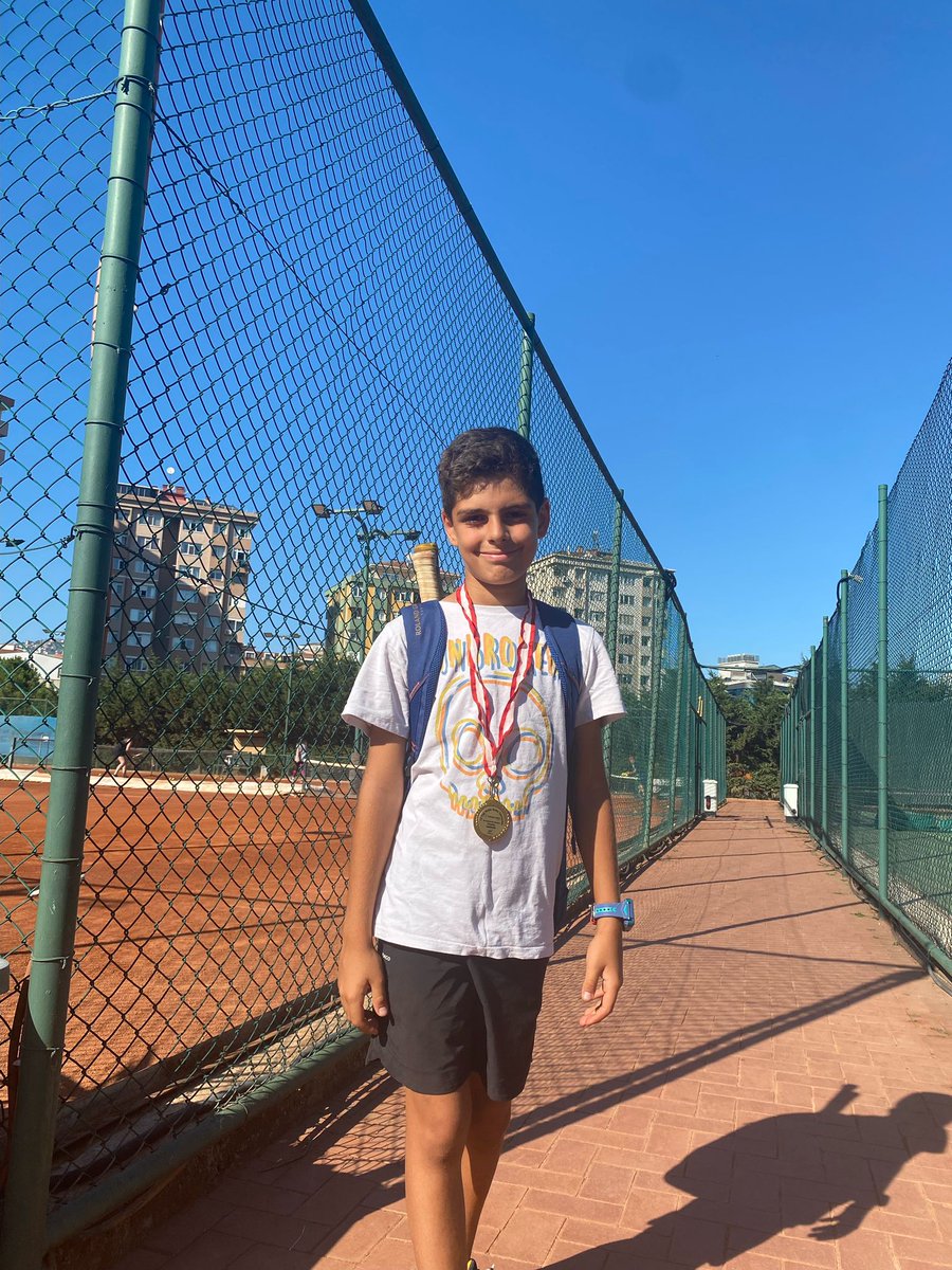Bahçeşehir Koleji Dragos Kampüsü (@dragos_bah) on Twitter photo Öğrencimiz Mehmet Aslan Kanmaz Türkiye Tenis Federasyonunca düzenlenen 12 yaş hafta sonu erkekler turnuvasında şampiyon olarak bizi gururlandırmıştır. Öğrencimizi tebrik eder, başarısının devamını dilerim. <a href="/bahcesehir_k12/">Bahçeşehir Koleji</a> <a href="/Dragos_Bah/">Bahçeşehir Koleji Dragos Kampüsü</a> Öğrencimiz Mehmet Aslan Kanmaz Türkiye Tenis Federasyonunca düzenlenen 12 yaş hafta sonu erkekler turnuvasında şampiyon olarak bizi gururlandırmıştır. Öğrencimizi tebrik eder, başarısının devamını dilerim. <a href="/bahcesehir_k12/">Bahçeşehir Koleji</a> <a href="/Dragos_Bah/">Bahçeşehir Koleji Dragos Kampüsü</a>