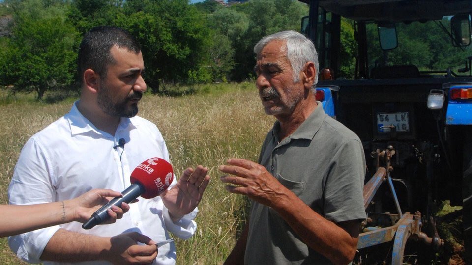 BayOsmanoglu's tweet photo. CHP'li Eren Erdem’in Şile’de yakıt fiyatlarıyla ilgili haberinin kurgu olduğu ortaya çıktı. Yakıt fiyatlarından şikayetçi olan kişinin çiftçi olmadığı CHP parti üyesi olduğu İBB’de kıyı temizleme personeli olarak çalıştığı belirlendi.

Gizlenen Rezalet  Zafer Şahin  Necati Şaşmaz https://t.co/s4LD6DuipE