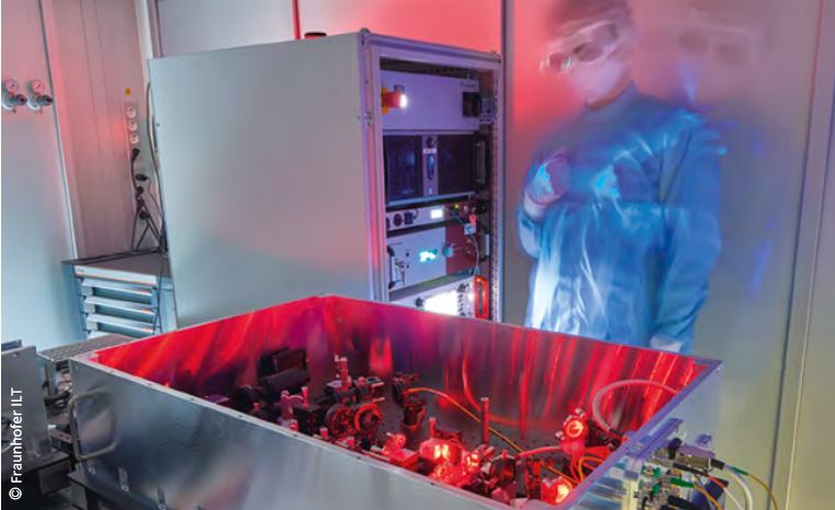 Fraunhofer's tweet photo. Wenn #Quantencomputer an unterschiedlichen Standorten miteinander vernetzt werden, eröffnet das künftig neue Möglichkeiten. Fraunhofer-Forschende entwickeln gemeinsam mit QuTech die technologischen Grundlagen für ein #Quanteninternet in Europa.
https://t.co/mODJ8Is3mO #WeKnowHow https://t.co/Hj8AoxzhWS