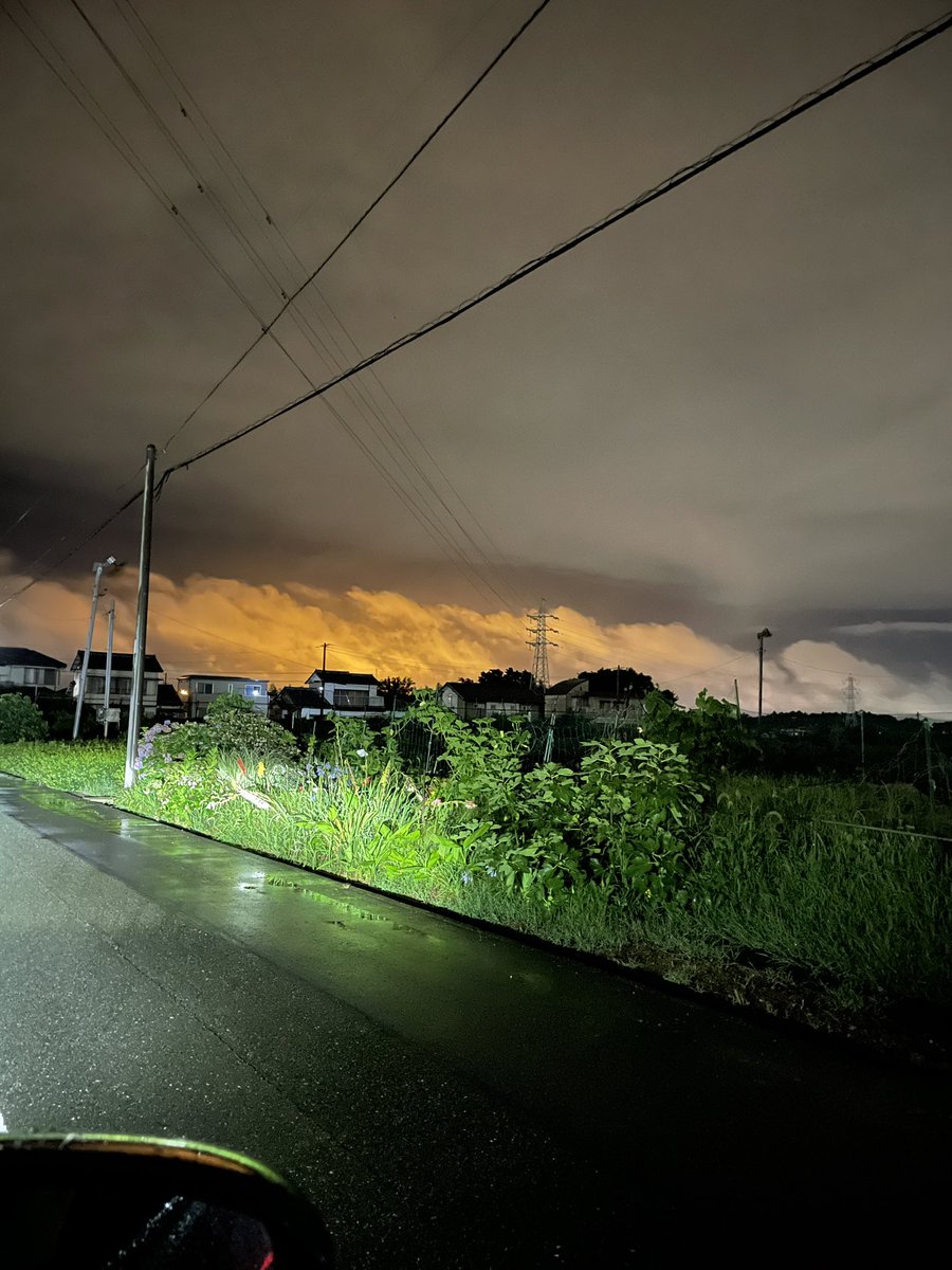 北の空にある雲が
赤く燃えているように見えるのはなぜ？
不気味
大きな地震が発生しませんように！