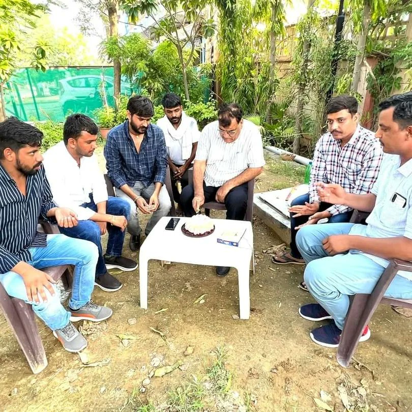 IndrajSinwar2's tweet photo. तारानगर विधायक पूर्व सांसद राज्यसभा एवं लोकसभा चूरु आदरणीय नरेंद्र बुडानिया जी से आज उनके चूरु निवास पर शिष्टाचार मुलाक़ात कर जन्मदिन की बधाई प्रेषित की।
Narendra Budania https://t.co/RlfIJB3y95