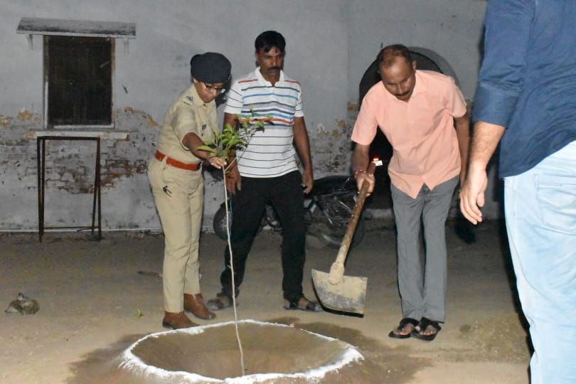 #bandapolice
पुलिस अधीक्षक बांदा द्वारा श्री अभिनंदन, अपर पुलिस अधीक्षक बांदा श्री लक्ष्मी निवास मिश्र तथा क्षेत्राधिकारी लाइन श्रीमती अंबुजा त्रिवेदी द्वारा पुलिस लाइन परिसर में किया गया वृक्षारोपण।
#UPPolice