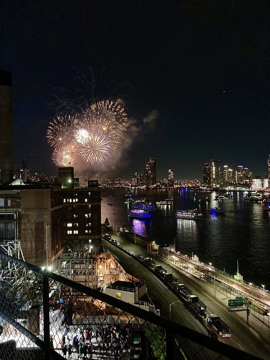 RoamThePlanIt's tweet photo. Macy’s 4th of July Fireworks show 🎇 from FDR drive😍

📸 #destinationroam

#manhattan #MacysFireworks https://t.co/DtyP0pW0op