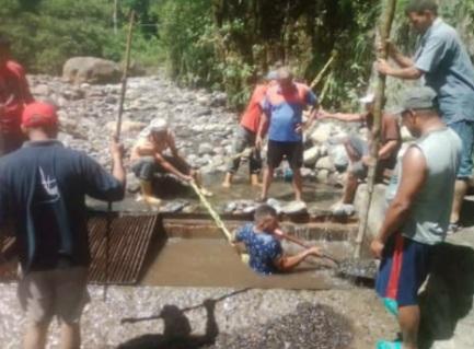CumanacoaNews's tweet photo. #CumanacoaSinAgua
Continúan trabajos en acueducto central de #Yoroco para restablecer servicio de #agua potable a la población de Cumanacoa. Un grupo de trabajadores de la #Alcaldía conjuntamente con Hidrocaribe se encuentran al frente de las labores.📷:Cortesía Weffe.👇#5julio https://t.co/sPXPMPkxiv