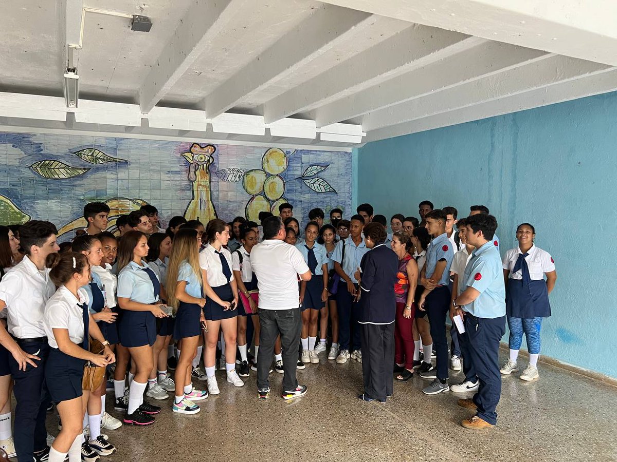 Visita <a href="/elsa_ena/">Ena Elsa Velázquez Cobiella</a>  el IPVCE Lenin donde se reune con estudiantes de décimo grado, dándole seguimiento a las inquietudes. <a href="/rpmontejo/">Ricardo Luis Pérez Montejo</a> <a href="/CubaMined/">MINED</a> @JorgeLuisPerd20
