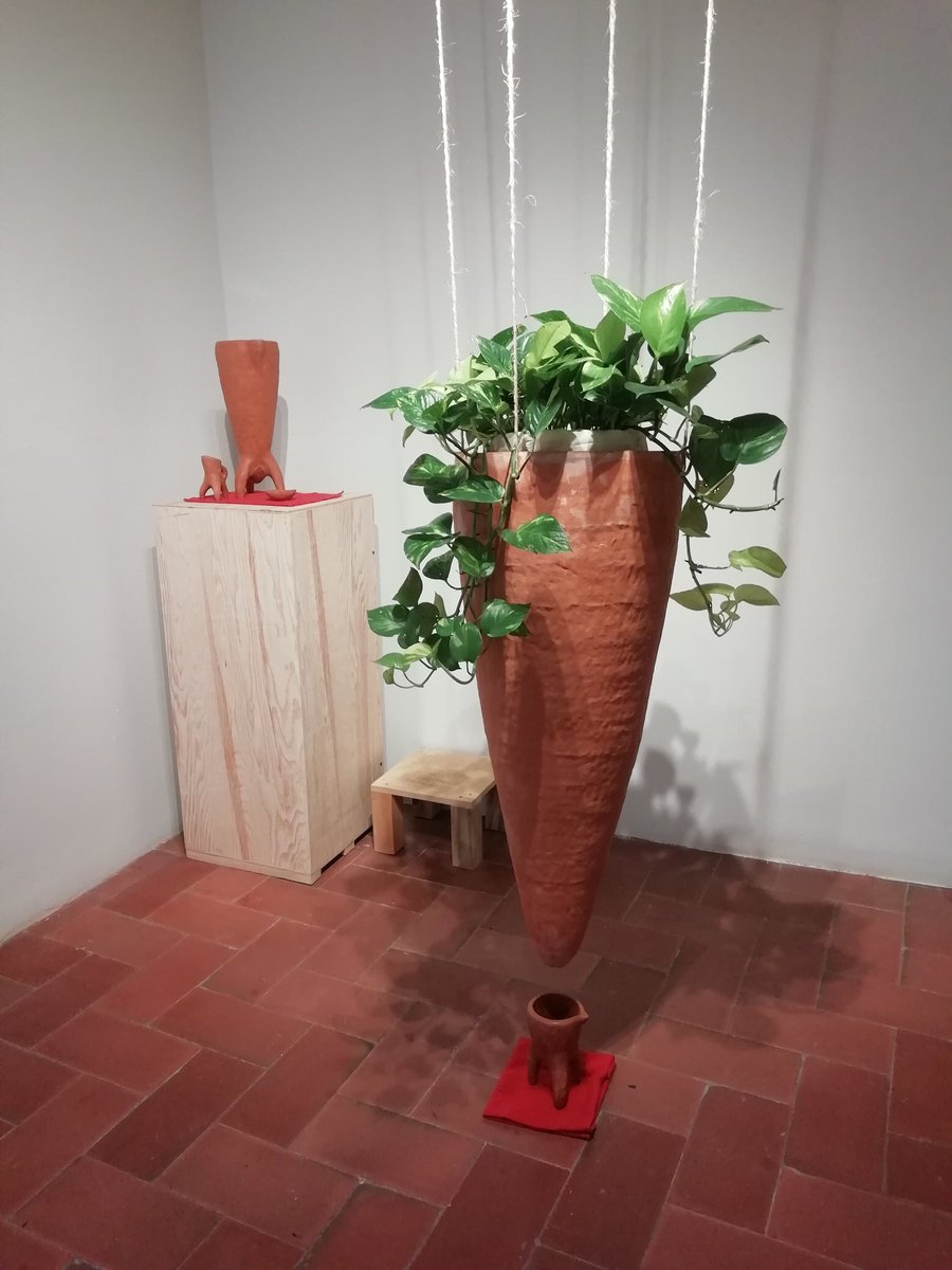 barroescultura's tweet photo. Les doy los buenos días con este bello teléfono en la instalación Adultez, en la que se trabaja la generatividad, ese impulso por contribuir con la sociedad, en nuestras comunidades. Se invita a la gente a regarla. El exceso de agua se regresa a la jarra.

#barro #arte #plantas https://t.co/wP9DrwamkY