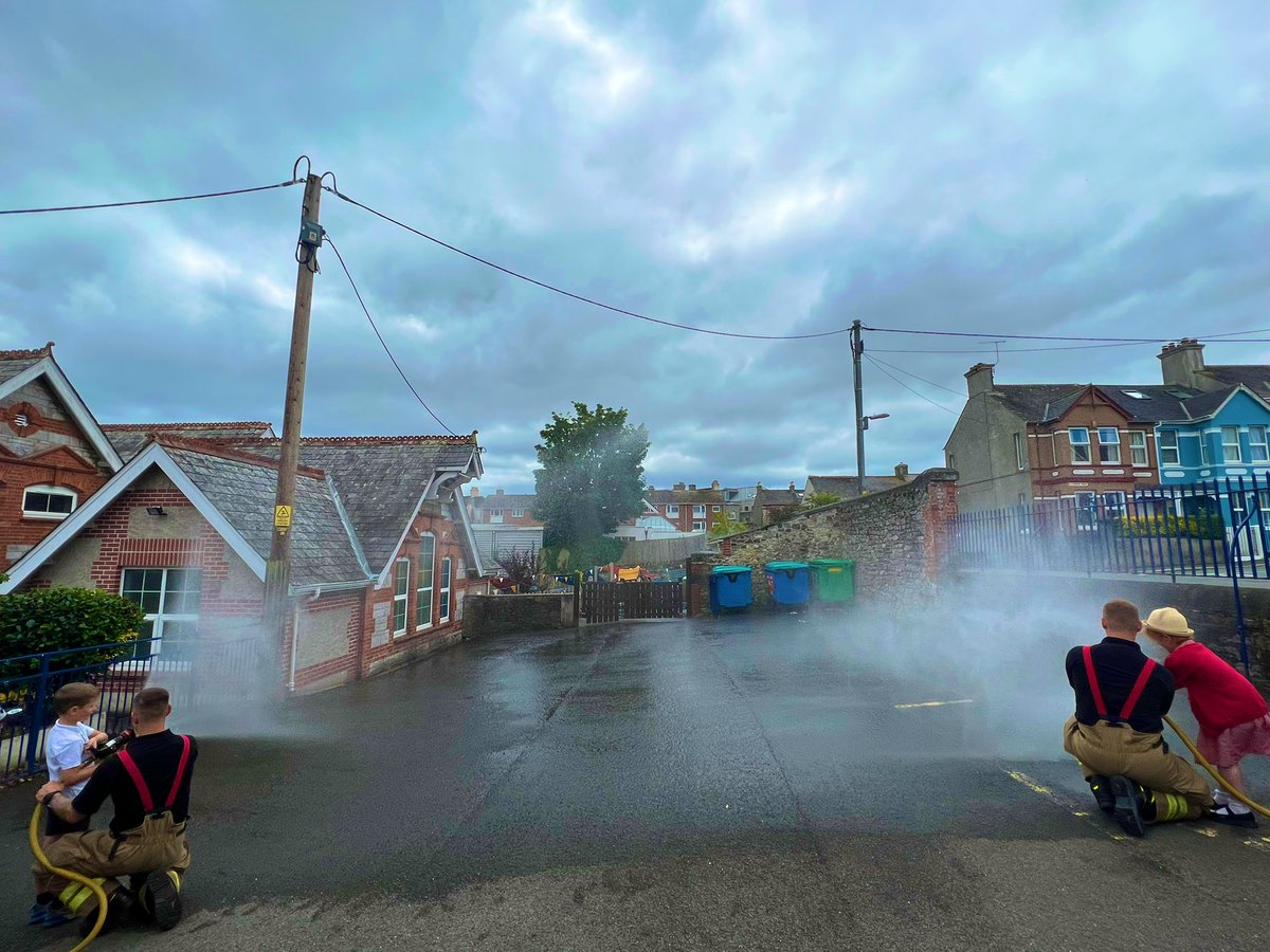 Torpoint_TSSO's tweet image. Today myself and the fire crew @TorpointCFRS have been at Torpoint Nursery and Infant School, teaching the children all about what we do within the community. Thanks for having us! #triservice @swasFT @DC_Police @CornwallFRS 🚓🚑🚒