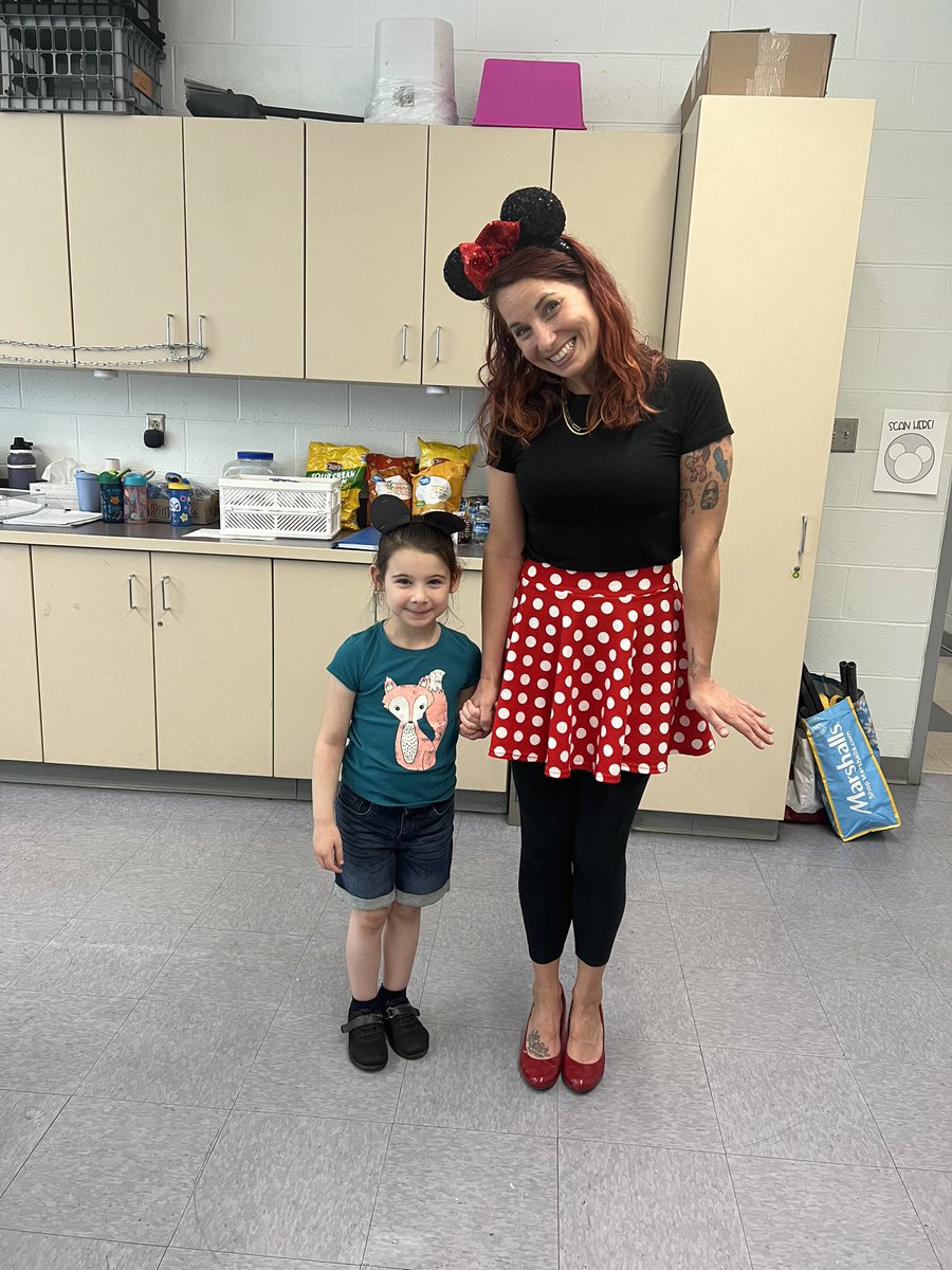 FromVicToFit's tweet photo. Today we made Minnie ears to celebrate the first day of summer learning and our Disney theme! #somuchtodosummer2022 #meridenproud #makesummerfun #finemotorskills #disneyartproject @MeridenK12 @SullivanKowalsk https://t.co/U1NaXxnO02