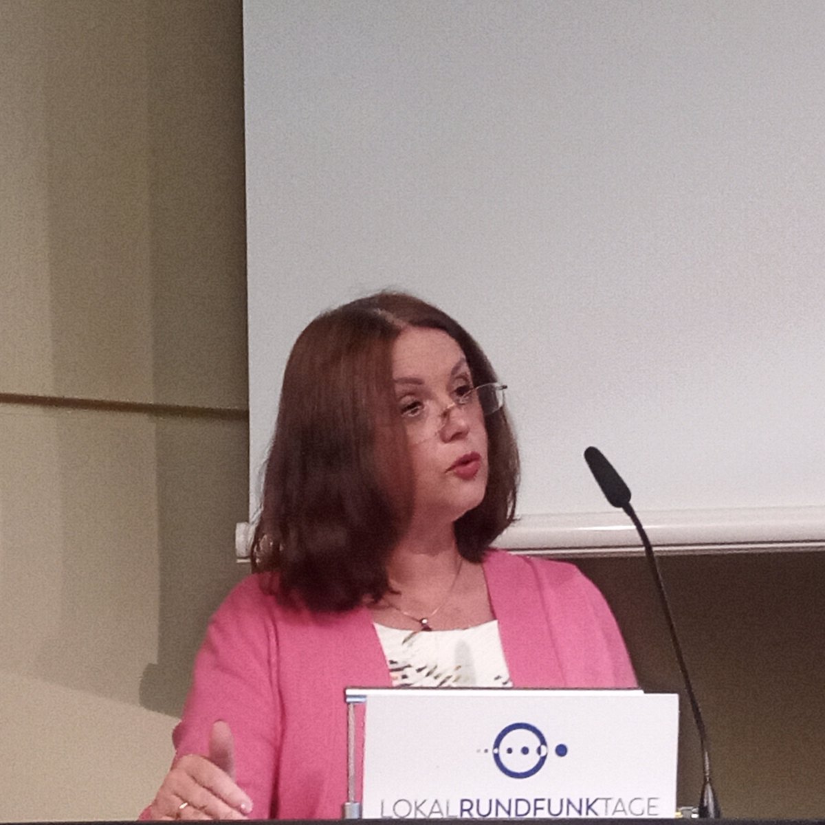 RADIOSZENE's tweet photo. Das Thema Ukraine-Krise beschäftigt auch im Lokalen. Vortrag über Propaganda und Desinformation von Julia Smilga (BR) #LRFT22 https://t.co/GpzPkUFki1