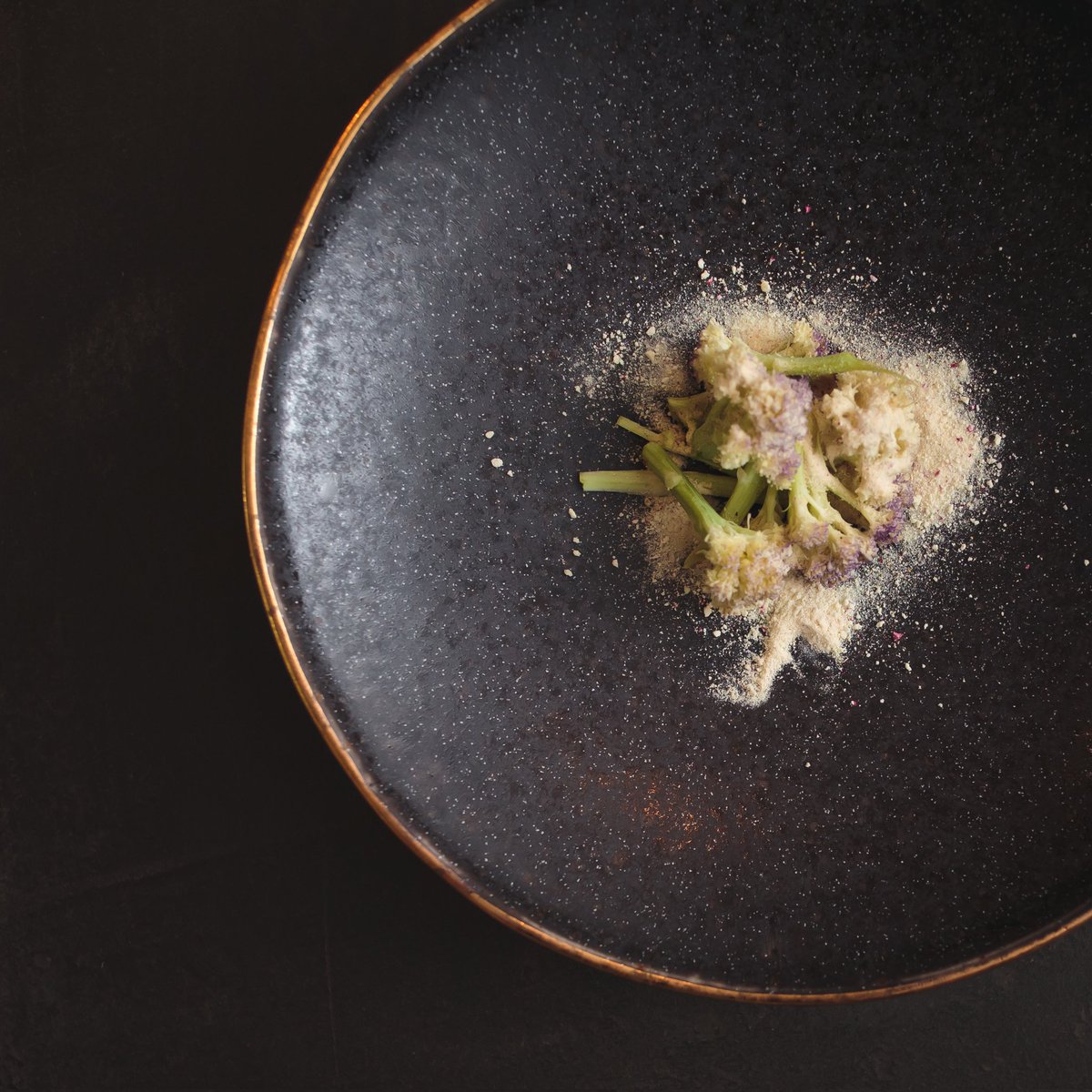 NovaRestaurante's tweet photo. Coliflores de verán moradas, castañas e allos...🔥🍀🌰🧄
Cociña lixeira, fresca, saudable e de raíces

Coliflores moradas de verano, castañas y ajo...🔥🤎🍀🌰🧄
Cocina ligera, fresca , sana y de raíces

#interior #producto #espacio #campo #michelinguide  #ourense #productores https://t.co/mcWoJGNYnA