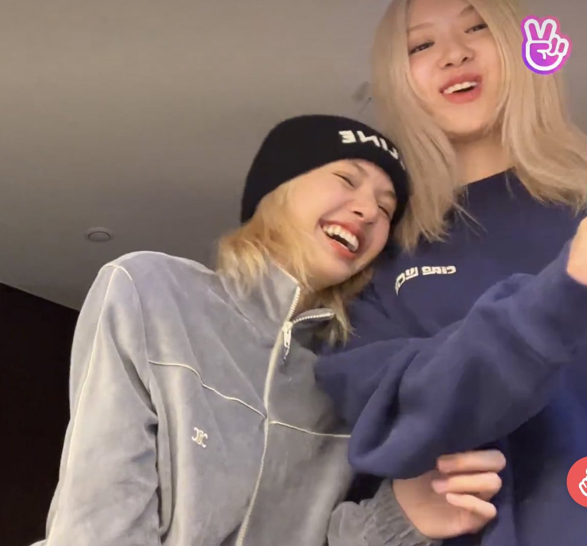 rshourly's tweet photo. they’re so cute 😭😭 https://t.co/l16V3ravoM