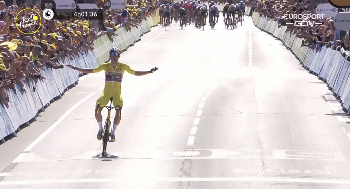 Quel scénario ! 😱
Une victoire magistrale de Wout Van Aert, en jaune, après un raid solitaire phénoménal !

Il tient sa victoire d’étape, et de quelle manière ! 
#TDF2022 #TDF22 #TDF