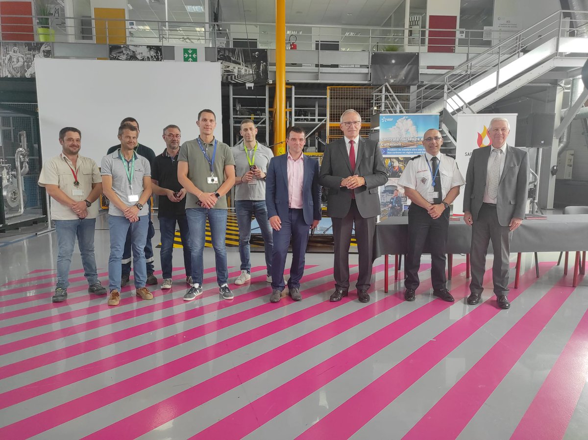 SDIS57's tweet photo. ✍️@PWeiten, Président du Conseil d'administration, a signé la convention triannuelle entre le @SDIS57 et @EDFCattenom afin de poursuivre la #coopération entre nos deux établissements. Les sapeurs-pompiers volontaires travaillant à @EDFCattenom ont également été mis à l'honneur👏 https://t.co/Fs0Ds2t2Vw