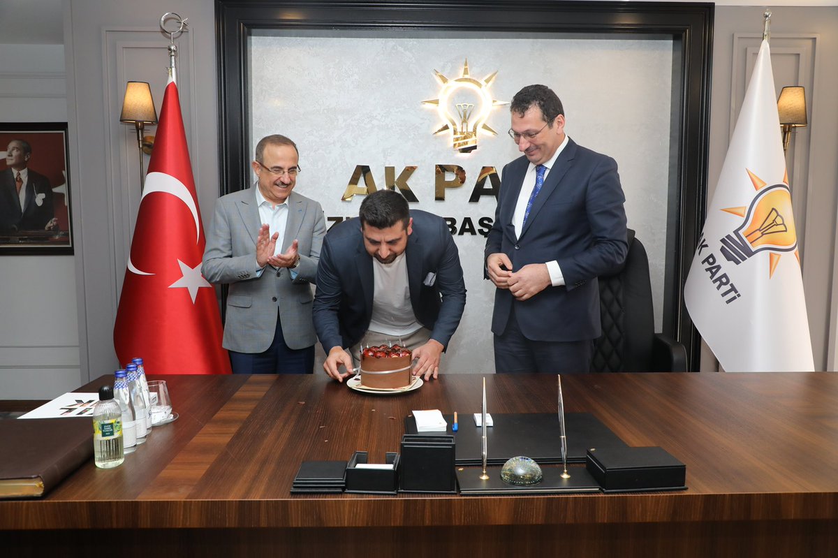 Doğum günüm hasebiyle Genel Merkez Seçim İşleri Başkanımız <a href="/aliihsanyavuz54/">Ali İhsan YAVUZ</a> ve Sayın İl Başkanımız <a href="/KSurekli/">Kerem Ali Sürekli 🇹🇷</a> ‘nin hoş sürprizleri için teşekkür ederim.<a href="/emrullhduran/">Emrullah DURAN 🇹🇷</a> <a href="/EmrunSULAYICI/">Emrun SULAYICI</a>