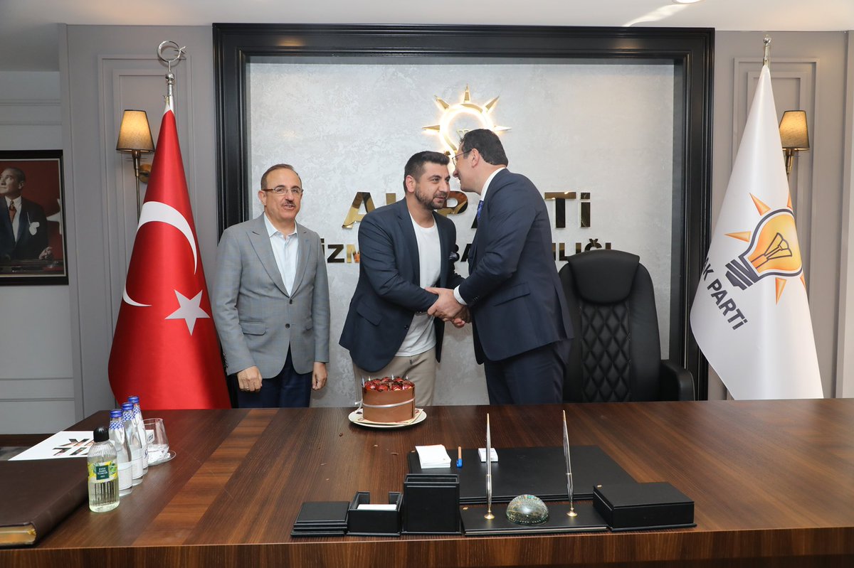 MucahitAkay7's tweet photo. Doğum günüm hasebiyle Genel Merkez Seçim İşleri Başkanımız @aliihsanyavuz54 ve Sayın İl Başkanımız @KSurekli ‘nin hoş sürprizleri için teşekkür ederim.@emrullhduran @EmrunSULAYICI https://t.co/vUWPVYPfXq