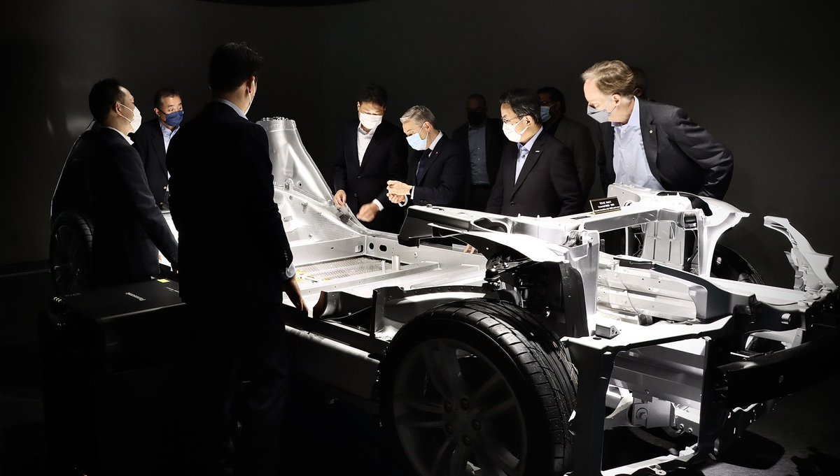 FP_Champagne's tweet photo. A big thank you to the President and CEO of Panasonic Energy, Kazuo Tadanobu, for the tour of their factory in #Osaka! Panasonic, one of the largest electric vehicle #battery manufacturers in the world, is paving the way for the mass production of the car of the future. https://t.co/Td19RihV5o