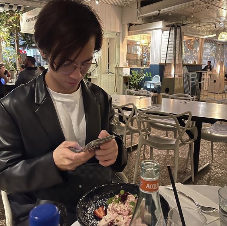 littolleafbun's tweet photo. there’s this Korean concept of 소확행 which comes from a murakami book. basically “a small but certain happiness”. their monthly photo dumps feel exactly like that to me—“no matter how things may go, you’re my small but certain happiness” https://t.co/2t4WJEUlyS