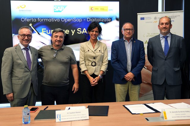 felix_mon's tweet photo. Es un orgullo ayudar a la transformación de la sociedad! SAP incorpora más de 180 nuevos cursos gratuitos a la plataforma “Digitalízate” de @Fundae_es para adquirir competencias digitales - SAP España News Center https://t.co/j5XhSFqAjQ https://t.co/CU8IxN9jVG
