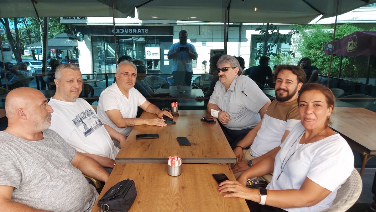 Genel Başkanımız M. Taha GERGERLİOĞLU, Engelliler Kurul Başkanımız Gazi  Ersoy Yılmaz DİNİZ  Siyaset Bilimci Kansu ERDAN ve Türkiye Değişim Partisi Beylikdüzü İlçe Başkanı Alev KESER Hanımefendi ile birlikte, Fatih Belediyesi Kahvehanesinde istişare ve sohbet ettiler.