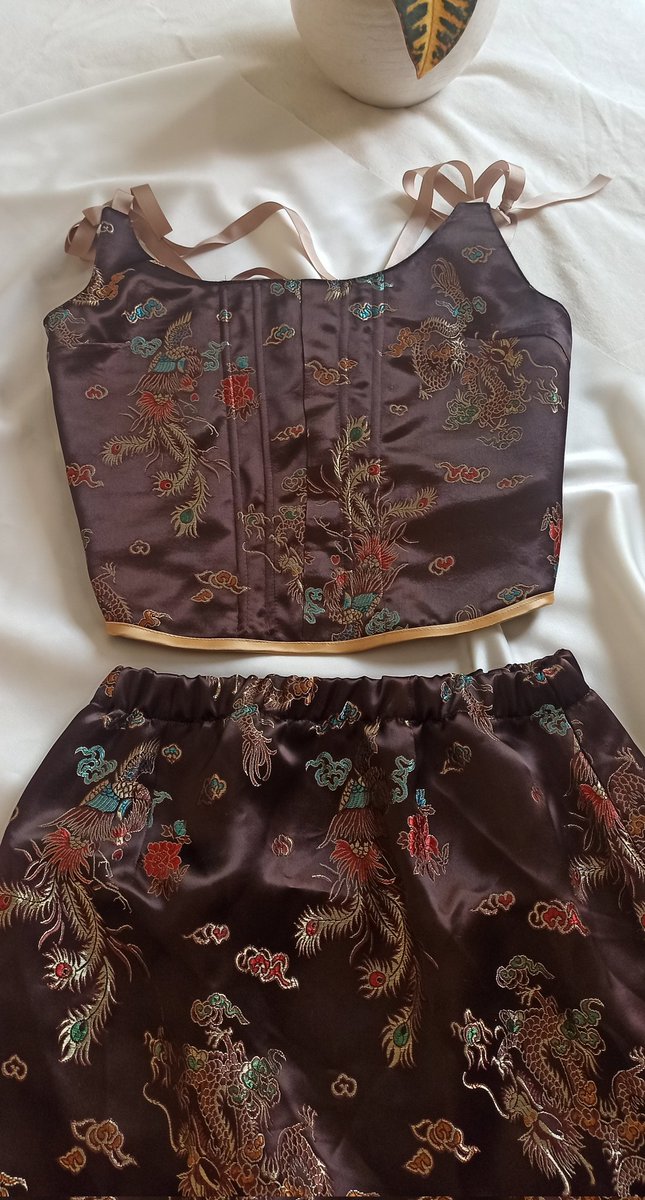 irenethat's tweet photo. ¿Os gustan estos corsets? Todos ellos provienen de ropa vintage, así le doy una nueva oportunidad! Encontrarás más info en mi Instagram. Una ayudita con un RT no vendría nada mal para ayudar a este pequeño negocio 😬😳 https://t.co/GOy5nMGldU