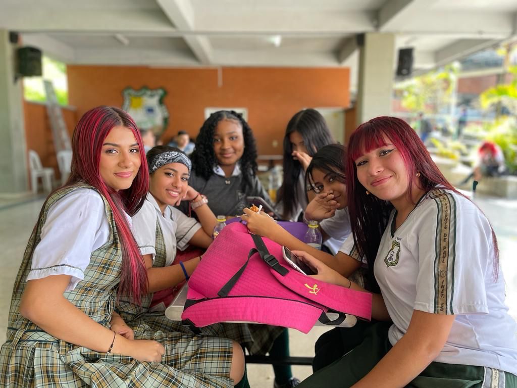 EducacionMed's tweet image. ¡Qué emoción ✏️🖍️🎒! 

Los salones de clases de las instituciones educativas volvieron a tener vida con el regreso a clases.

Nuestro compromiso es seguir brindando educación de calidad para lograr las grandes transformaciones que soñamos.

#AprendeEnMedellín