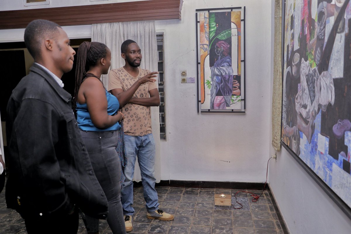 YBurundi's tweet photo. 🤩 Il exprime le quotidien des batwa à travers ses toiles.

Il s'agit de @ChrisBuji, un artiste ingénieur de formation qui expose actuellement ses tableaux à @IzubaHub : https://t.co/8wm1Rz5OsS

Passez le voir 😉

#Burundi #competences https://t.co/m4AhSDi9sO