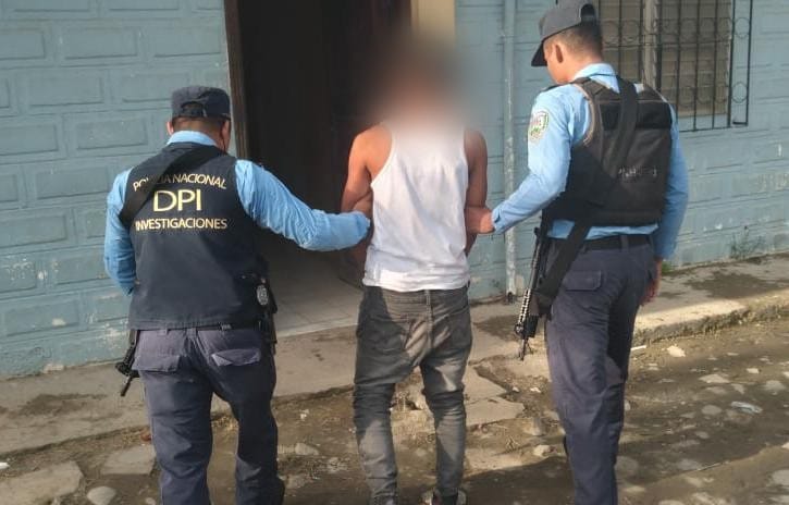 dpi_honduras's tweet photo. #ResultadoDeImpacto
Detenido alias "El Pony", supuesto gatillero de la Mara Salvatrucha (MS-13) en #ElProgreso #Yoro, en posesión de marihuana y arma de fuego. https://t.co/TkJA0pyucR