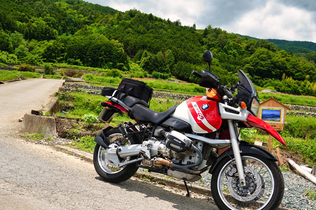 nasan71983439's tweet photo. 山梨県南アルプス市中野の棚田にて
#棚田 #南アルプス市
#r1100gs #bmwmotorrad
#ソロツーリング #田舎道 https://t.co/ROUuqu3xxy
