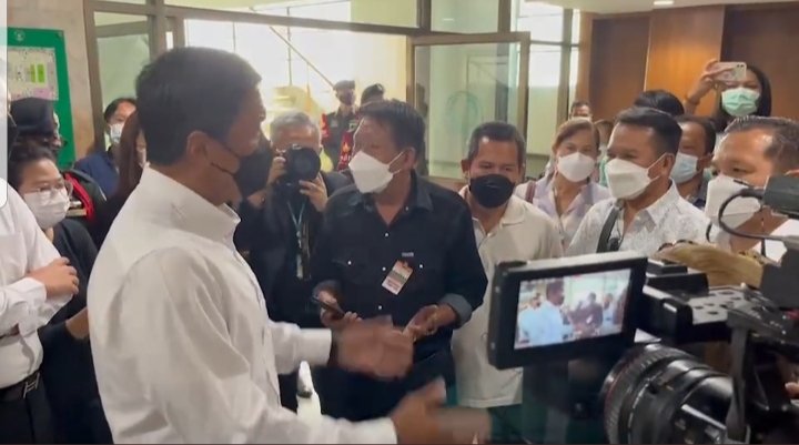 loongtom1's tweet photo. สังเกตุตอนไลฟ์หลายครั้งแล้วว่าอชช.ภายนอกอาจดูสุภาพ แต่จริงๆแกดุนะแบบคนมีหลักการซึ่งเป็นธรรมดาของคนเก่ง

เห็นชัดวันนี้กรณีกลุ่มลาดกระบังมาร้อง แกตอบสุภาพแต่พร้อมชนในหลักการ แกสู้คน ไม่คือไม่ แกไม่ตอบเอาใจแบบนักการเมืองทั่วไป กลุ่มที่มาเลยแก้ขวยด้วยการขอถ่ายรูปตอนท้ายแทน

#ชัชชาติ https://t.co/zVnQrGDohG