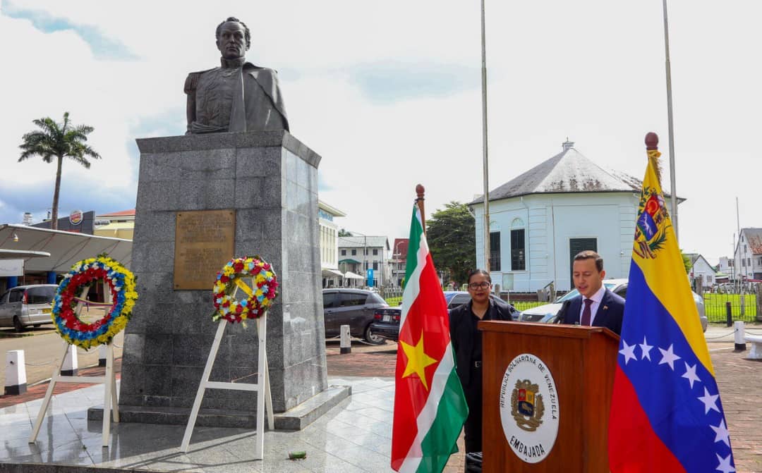 En presencia del Viceministro <a href="/rlicausi/">Raúl LiCausi</a>, la Secretaria Permanente de RE de Suriname MacIntosh, y Embajadores acreditados en Suriname, rendimos honores al Padre de la Patria al Conmemorarse 211 años de nuestra gloriosa Independencia! Venezuela Libre!#5dejulio