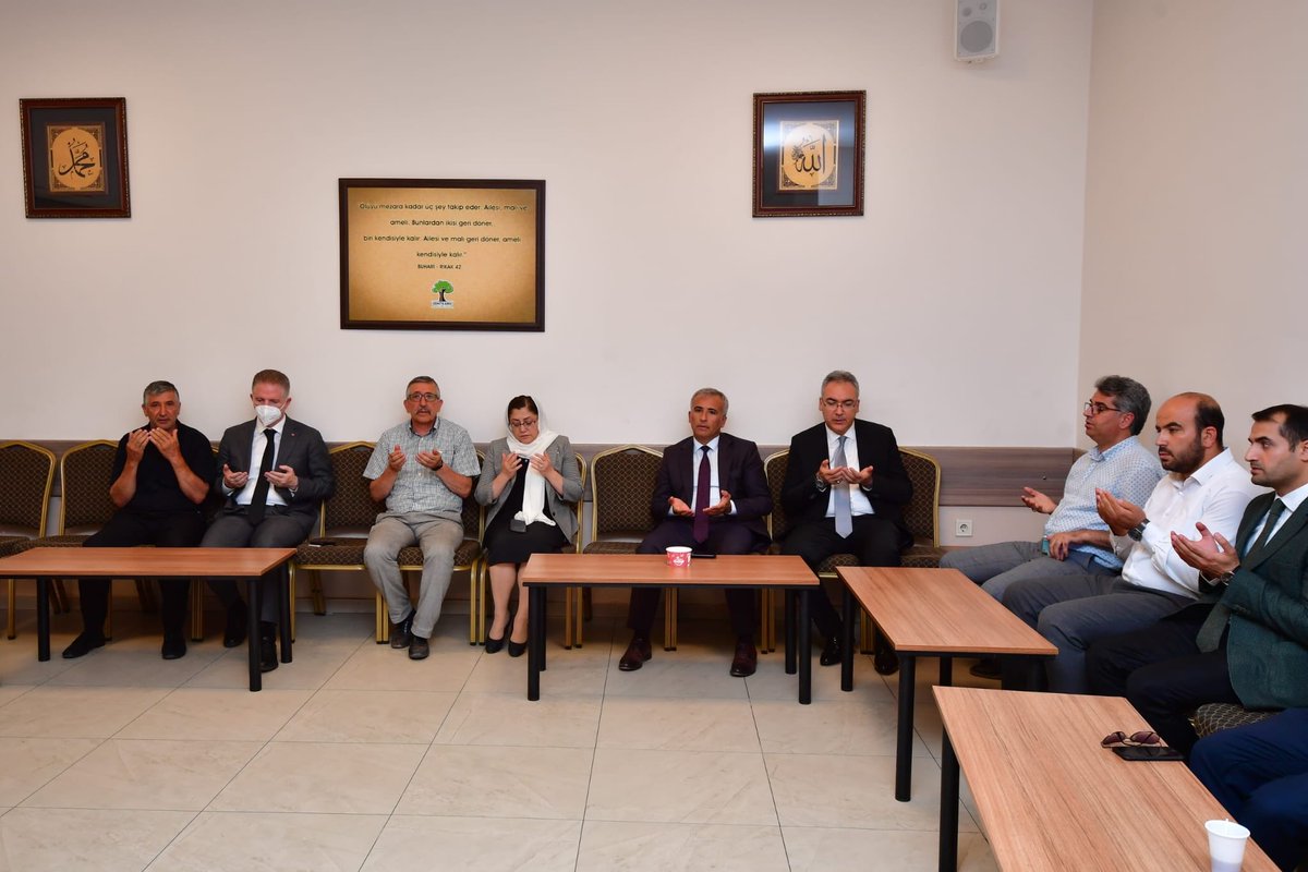 Valimiz Davut Gül, Büyükşehir Belediye Başkanı Fatma Şahin ile vefat eden vatandaşlarımız Mehmet Sait Öztürk ve Fadile Çanlıoğlu’nun ailelerine taziye ziyaretinde bulunarak başsağlığı dileklerini iletti.