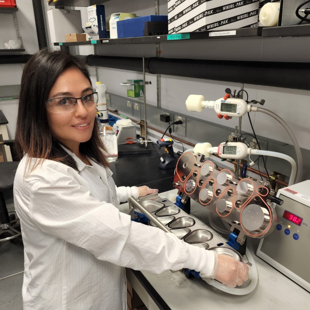 PPDCareers's tweet photo. Working in the lab is a blast. 😊
Here I am setting up cups for the NGI in one of our dry rooms and then checking vials on one of our HPLC systems.
#PPDlabs https://t.co/lvBNtGzCDu