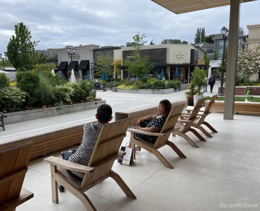 DBeekman's tweet photo. Most of Seattle’s growing urban neighborhoods surround light-rail stations, but at least one is sprouting around an upscale, open-air shopping center. There are 2,300+ new apartments recently completed, under construction or planned around U Village. https://t.co/HV6roIGHFd https://t.co/FRl8rA7Kk1
