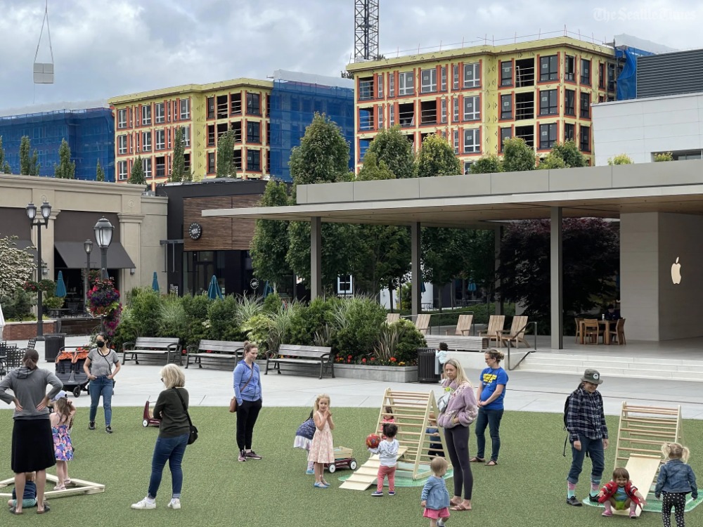 DBeekman's tweet photo. Most of Seattle’s growing urban neighborhoods surround light-rail stations, but at least one is sprouting around an upscale, open-air shopping center. There are 2,300+ new apartments recently completed, under construction or planned around U Village. https://t.co/HV6roIGHFd https://t.co/FRl8rA7Kk1