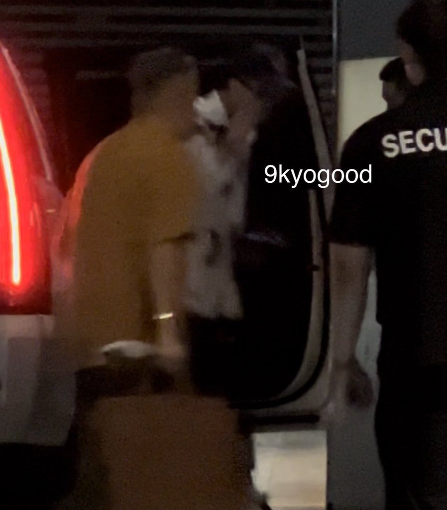 🐉 G-DRAGON foi visto entrando na The Black Label (Subsidiária da YGE) hoje. #BIGBANG_StillLife #BIGBANG #빅뱅 @YG_GlobalVIP