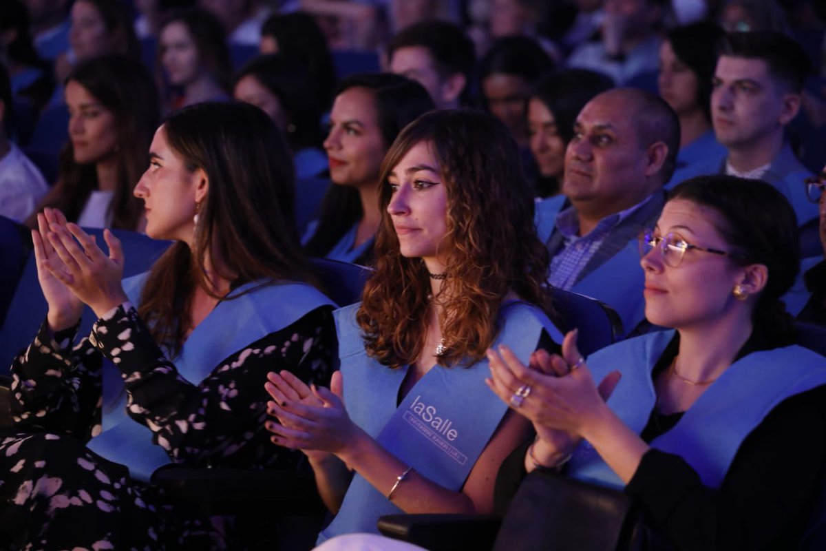 LaSalleBCN's tweet photo. 🎓🎉 Muchas felicidades a los graduados y graduadas de grados y másters en #Arquitectura.
¡Sois un orgullo para La Salle-URL! 💯
#GraduacióLaSalle2022 #BeAnArchitect #BeRealBeYou https://t.co/MNZAsxF9jj