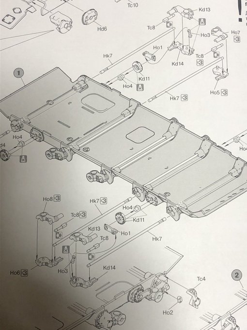 中古のタブレット買ったら、設定だけで疲れ果てたのでプラモ作りたい。魔法の板と違って手で触れる物理作業最高! と調子乗ろうかと思ったけど、SU-122-54の可動足回りの組立図見て世の中に簡単な事など何ひとつ無いと思い知らされる。この小っさい軸だけで転輪回して支えるの厳し過ぎないか。 